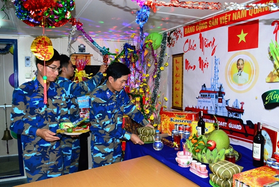Trang trí, sắp xếp bàn thờ ngày Tết trên tàu.